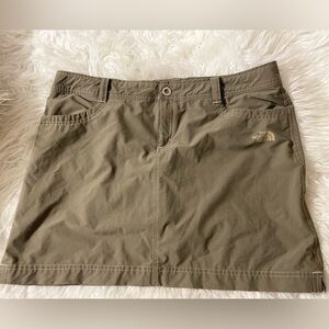 The North Face Women’s Hiking Skort Lined Mini Skirt w/Snap Button/Zip Closure